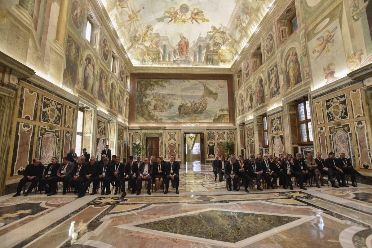Grupo de reitoras e reitores de universidades católicas de todo o mundo, em audiência com o papa Francisco