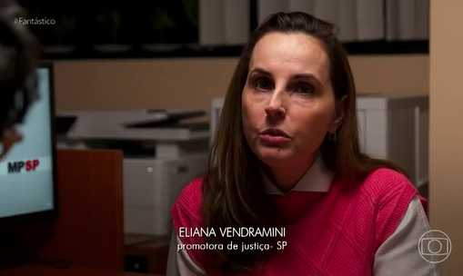 Mulher branca promotora de justiça concede entrevista en seu ambiente de trabalho