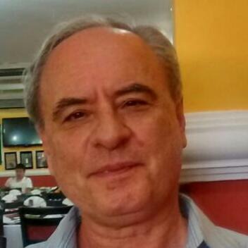 Foto, em close, de homem branco sorrindo